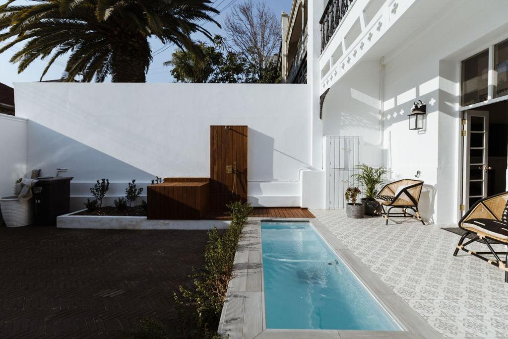 Immaculately Styled And Positioned With Pool & Bar *