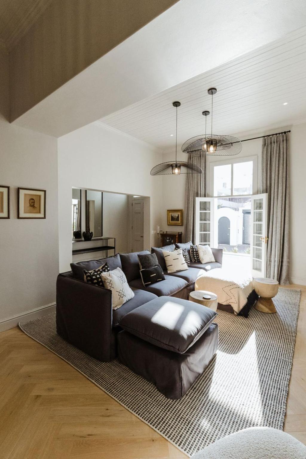 Immaculately Styled And Positioned With Pool & Bar Villa Cape Town