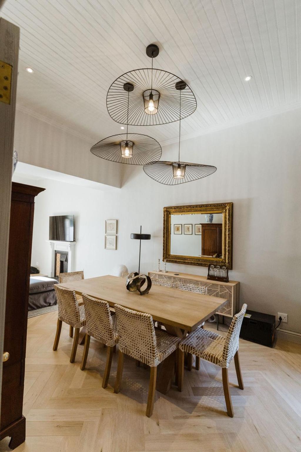 Immaculately Styled And Positioned With Pool & Bar *