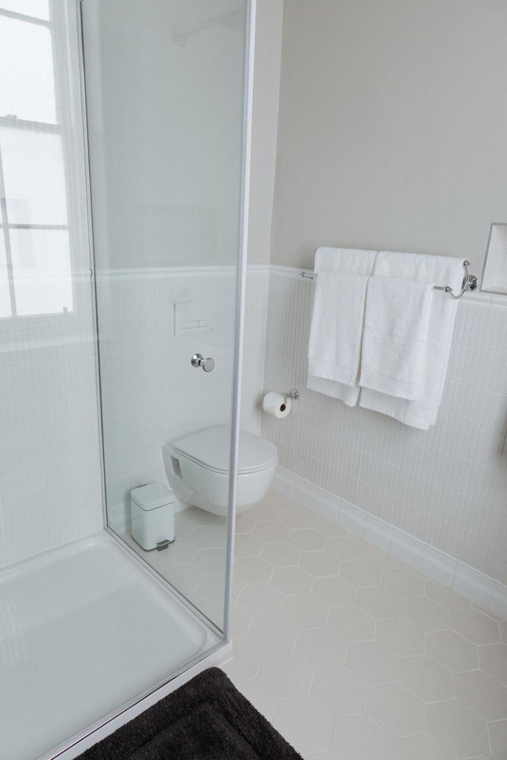 Immaculately Styled And Positioned With Pool & Bar * Cape Town