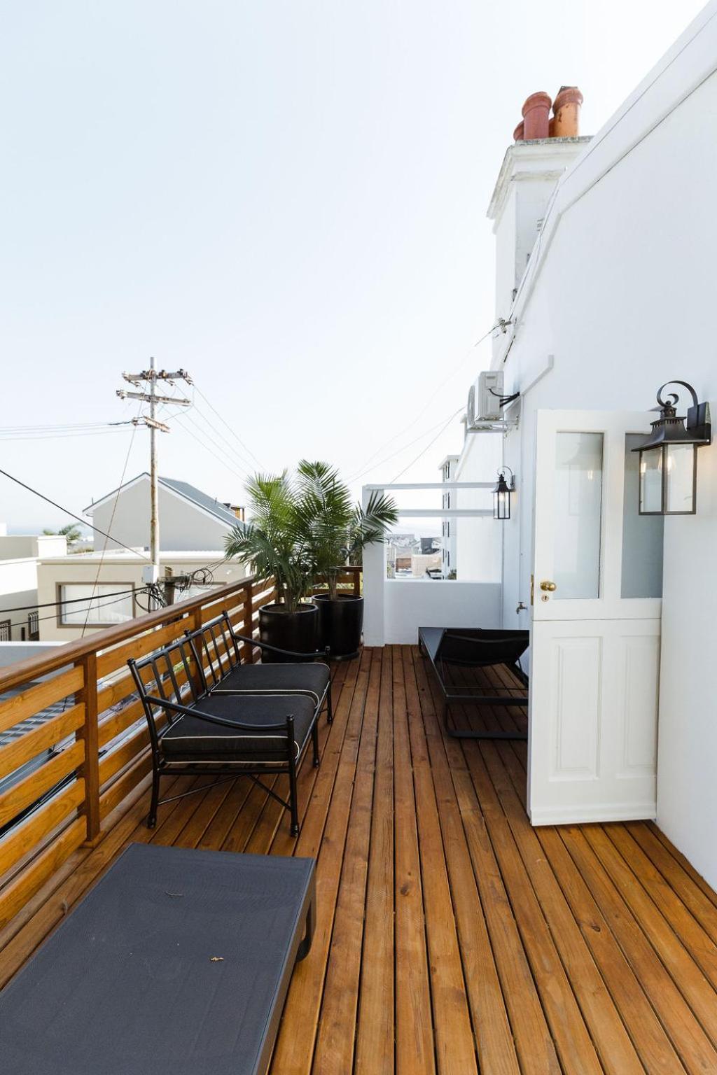 Immaculately Styled And Positioned With Pool & Bar Villa Cape Town