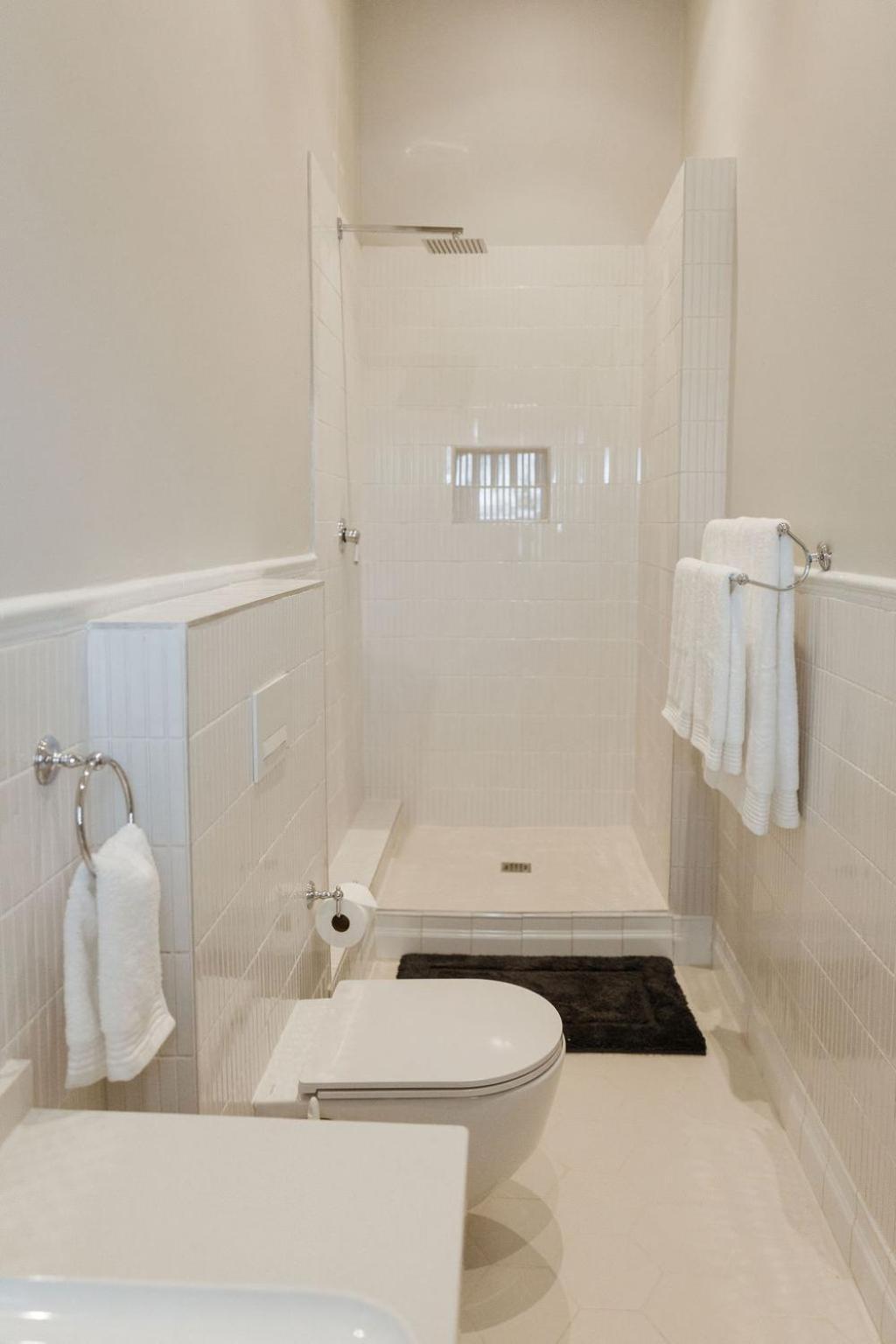 Immaculately Styled And Positioned With Pool & Bar Villa