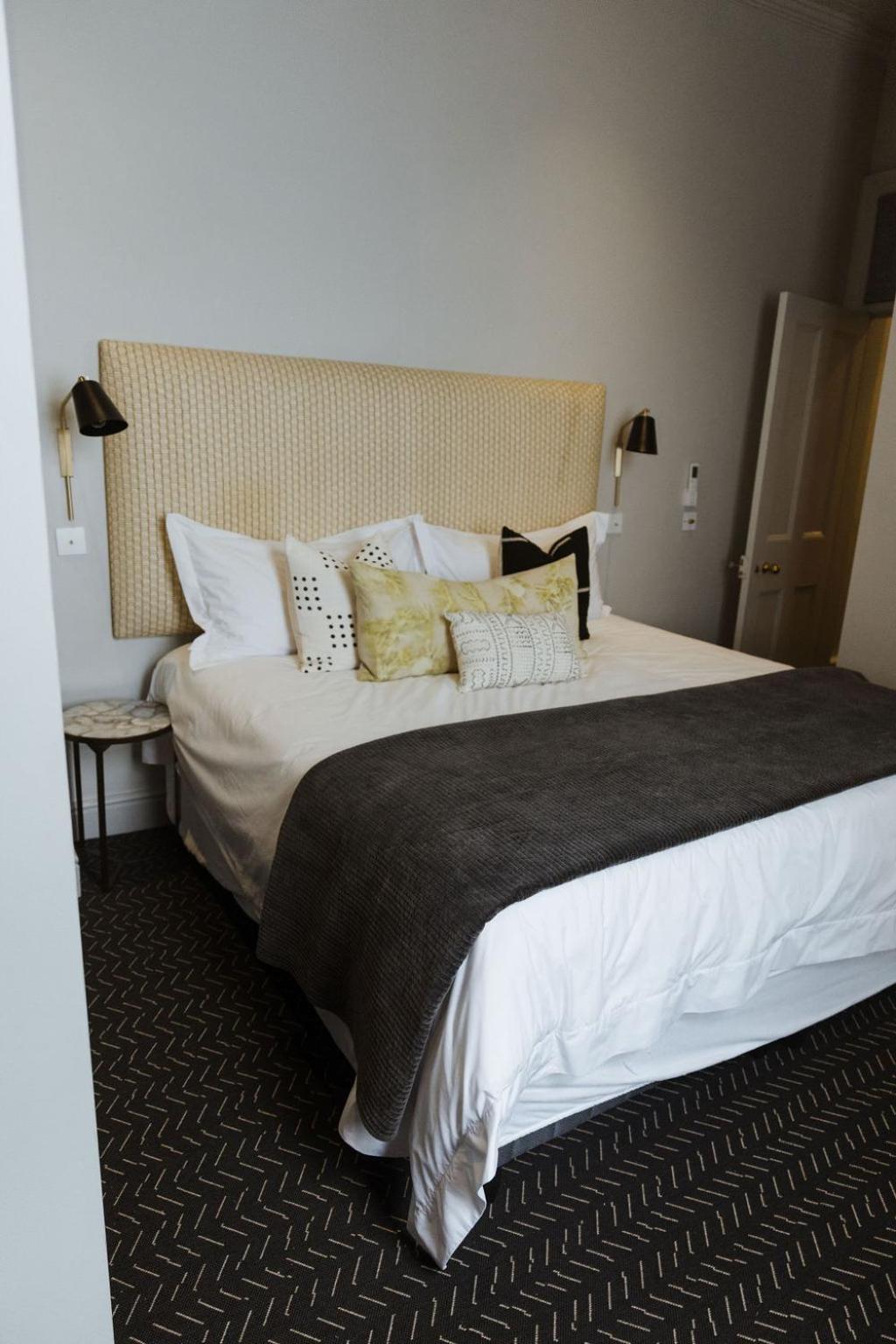 Immaculately Styled And Positioned With Pool & Bar *