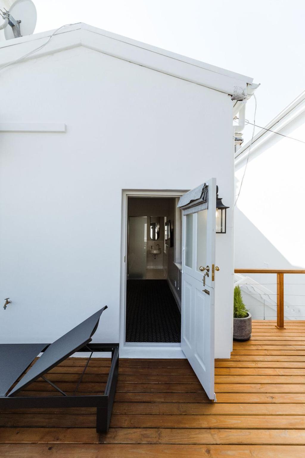 Villa Immaculately Styled And Positioned With Pool & Bar *