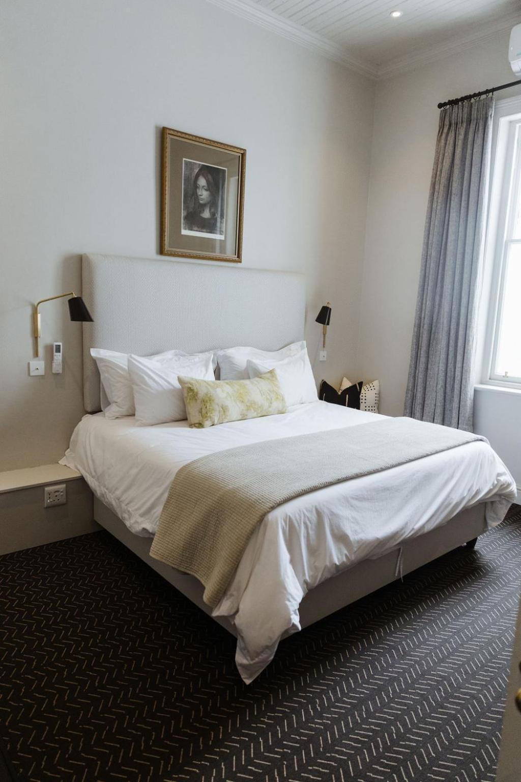Villa Immaculately Styled And Positioned With Pool & Bar Cape Town