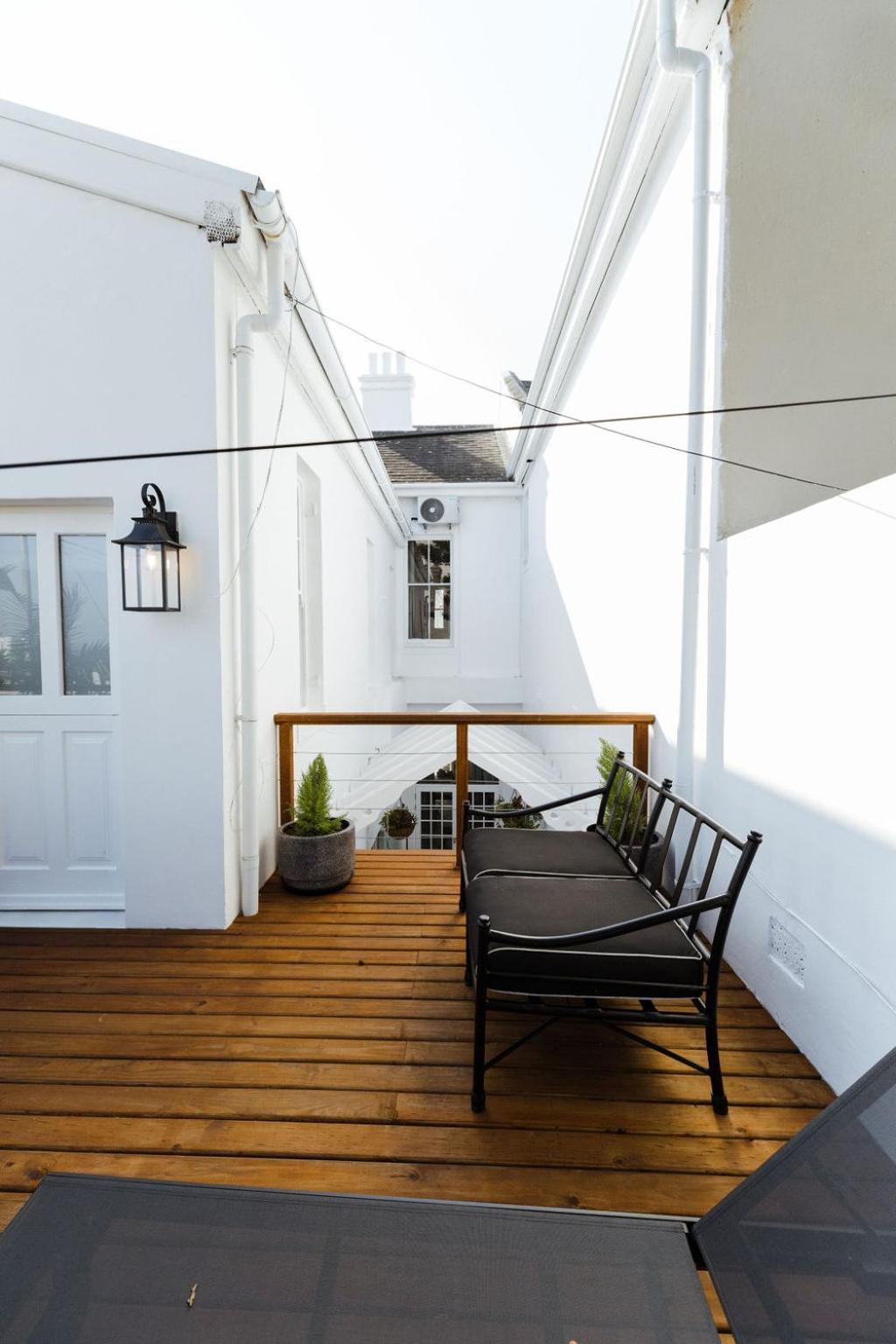 Villa Immaculately Styled And Positioned With Pool & Bar *