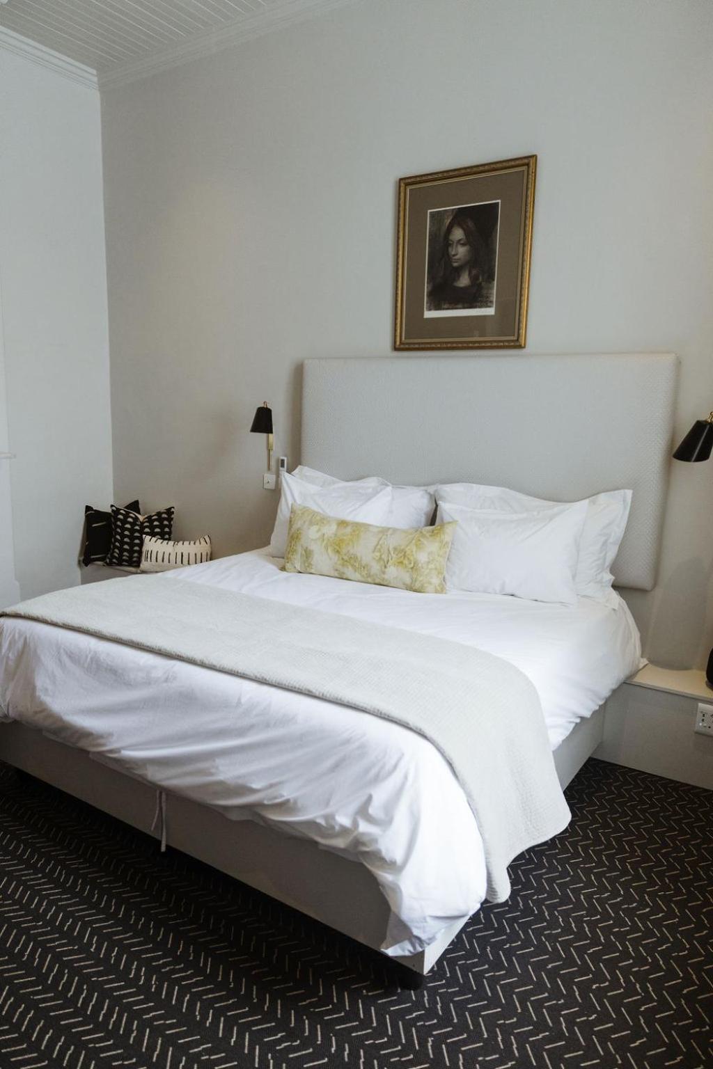 Immaculately Styled And Positioned With Pool & Bar Villa *
