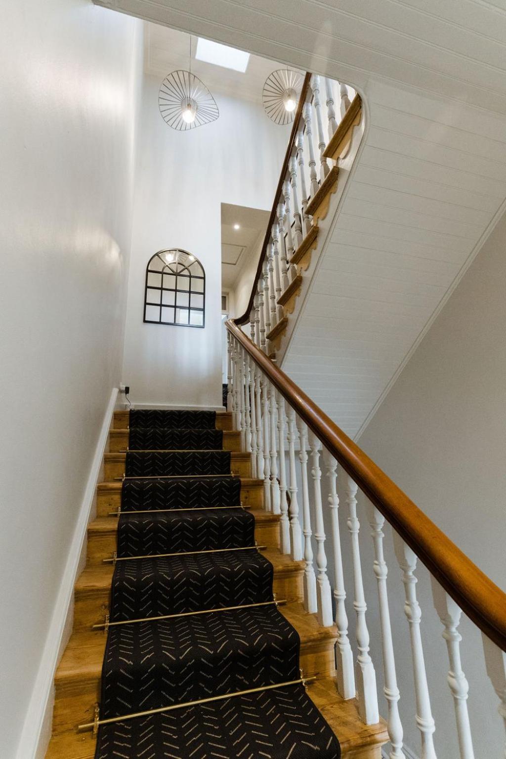Villa Immaculately Styled And Positioned With Pool & Bar Cape Town
