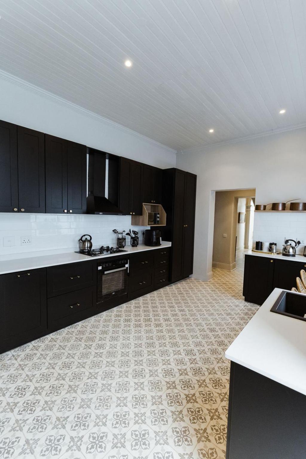 Immaculately Styled And Positioned With Pool & Bar Villa Cape Town